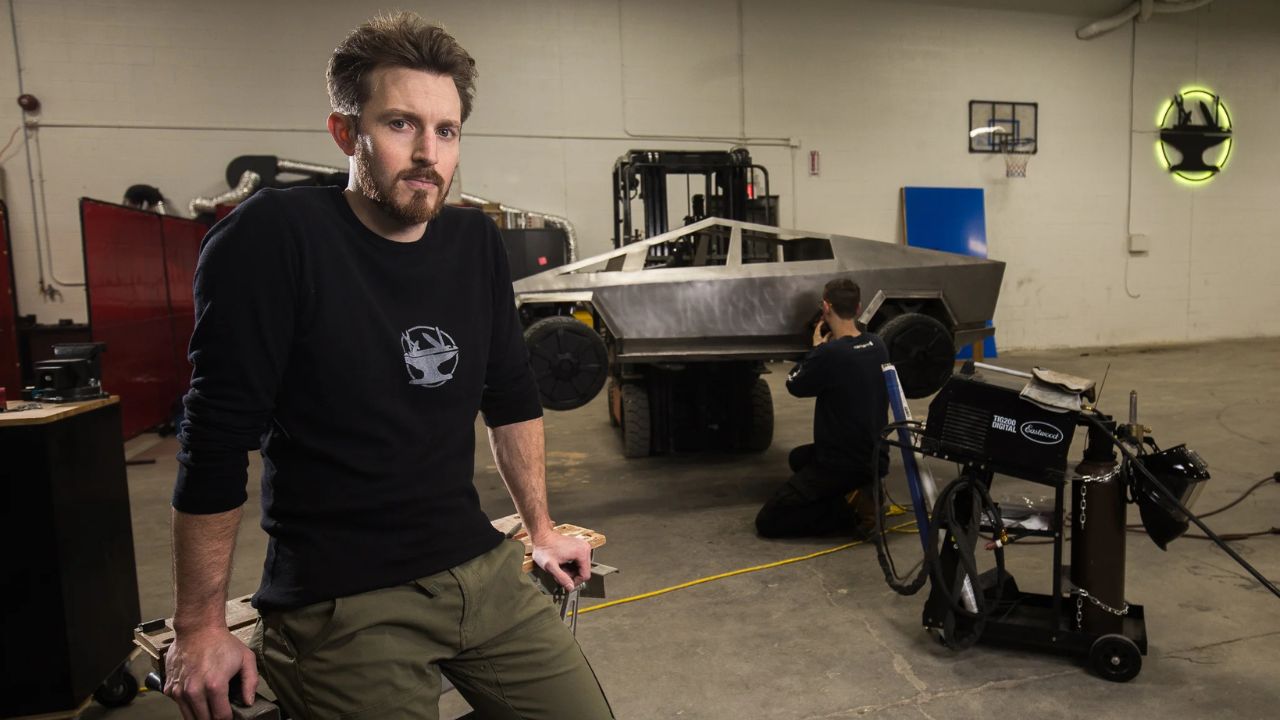 O engenheiro canadense James Hobson, conhecido como “The Hacksmith”, une ciência e criatividade em projetos que desafiam os limites da engenharia.