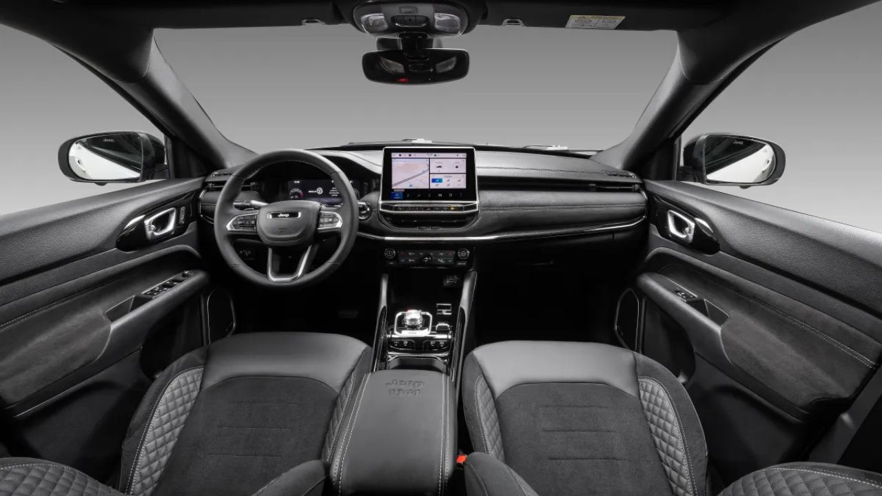 Com um acabamento sofisticado em couro e suede, o interior do Jeep Commander 2026 ganha aprimoramentos tecnológicos como a câmera 360° e um novo câmbio giratório nas versões de topo.
