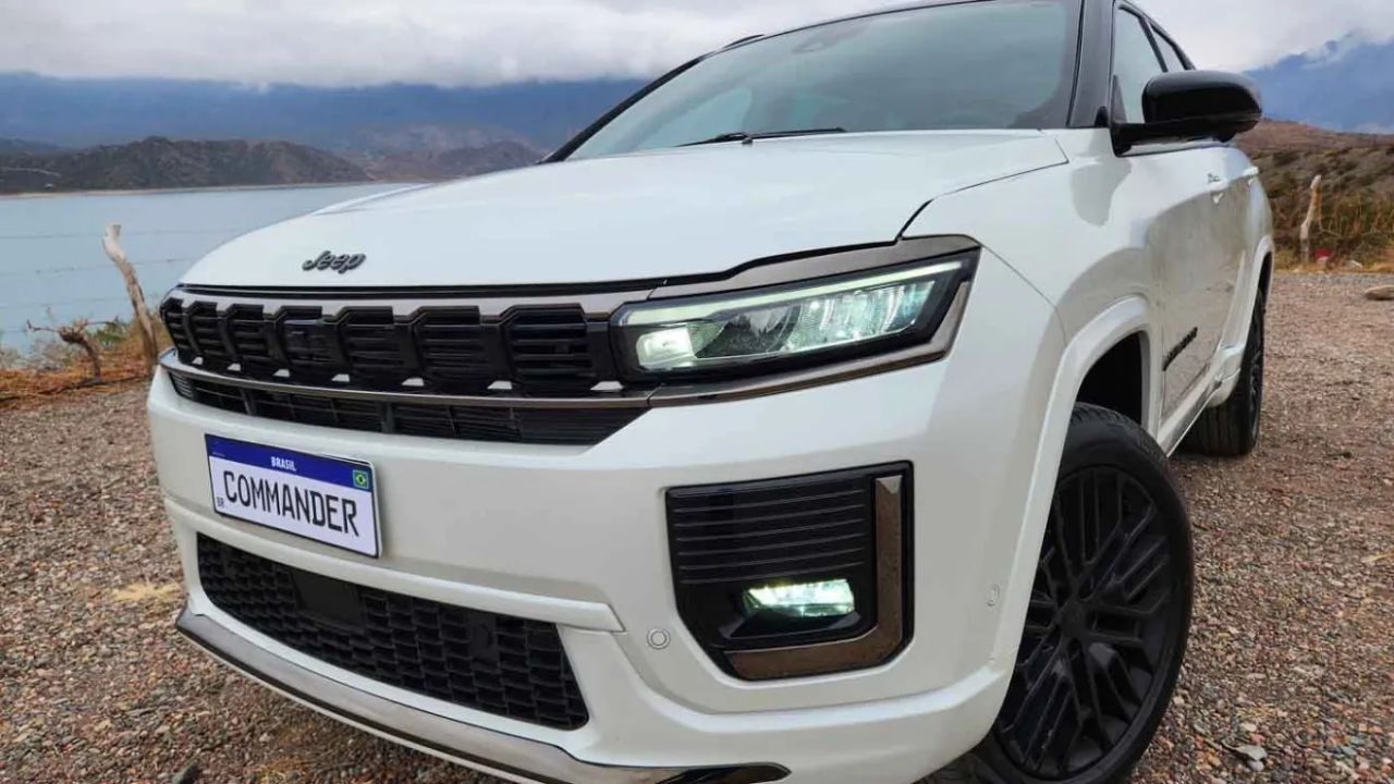 A parte externa do Jeep Commander 2026 apresenta um design mais robusto e elegante, marcado pela nova grade frontal, faróis de LED afilados e novas lanternas traseiras que se estendem de ponta a ponta.