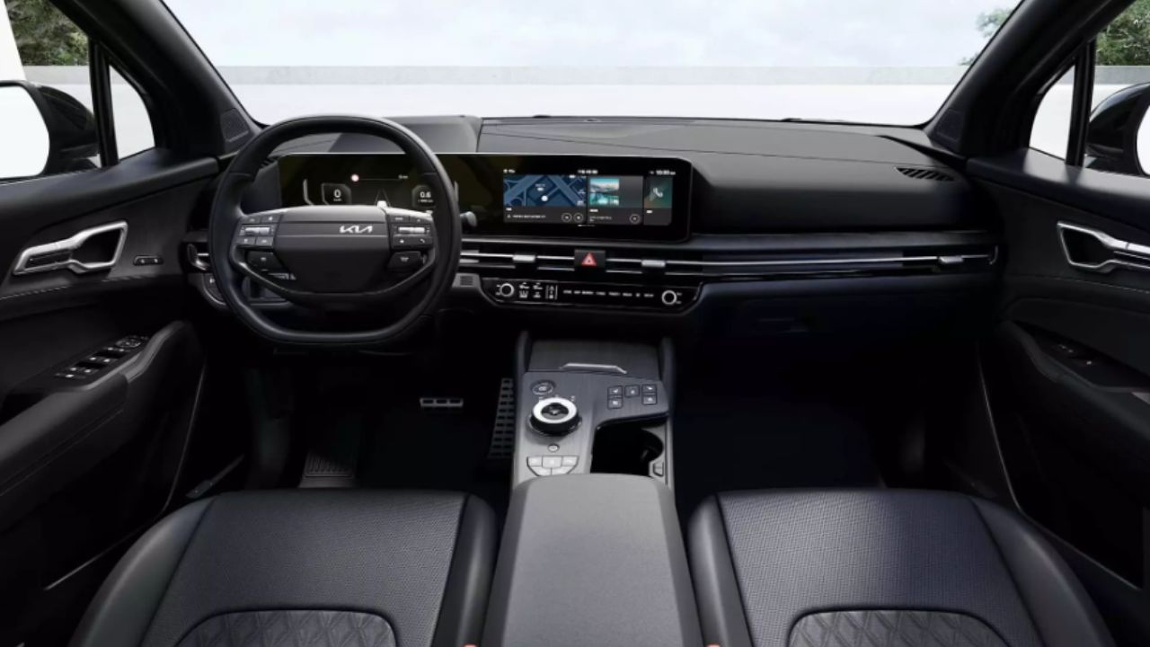 Com base na avaliação, o interior do Kia Sportage se destaca pelo acabamento sofisticado, excelente espaço interno e um pacote tecnológico avançado com painel digital e central multimídia inovadora.