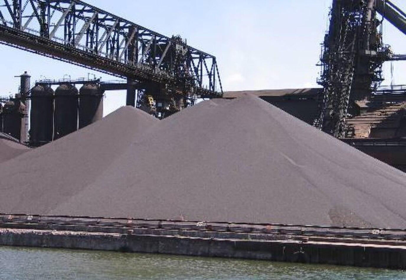 Minério de ferro, trilhos de trens