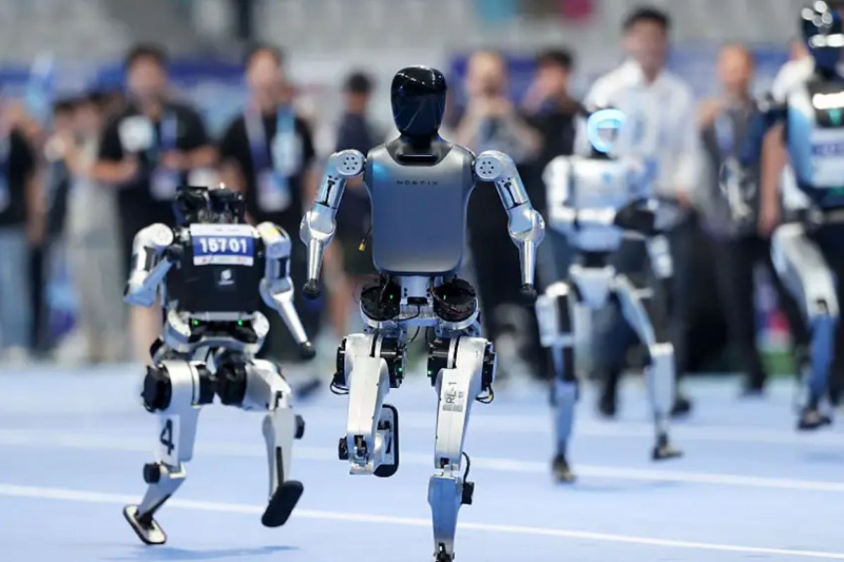 Mais de 500 robôs humanoides de 16 países disputam primeira Olimpíada na China com provas de atletismo, futebol e kung fu 