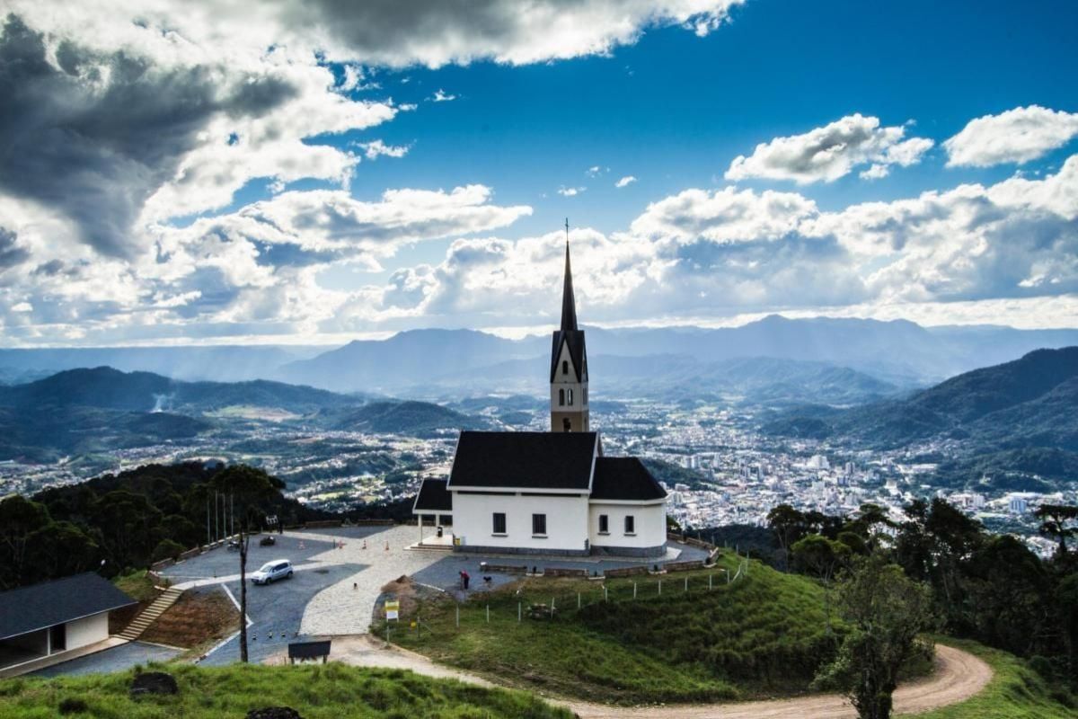 Manchester Catarinense combina economia pujante e tradição cultural, mas precisa equilibrar expansão industrial com preservação ambiental e qualidade de vida de longo prazo