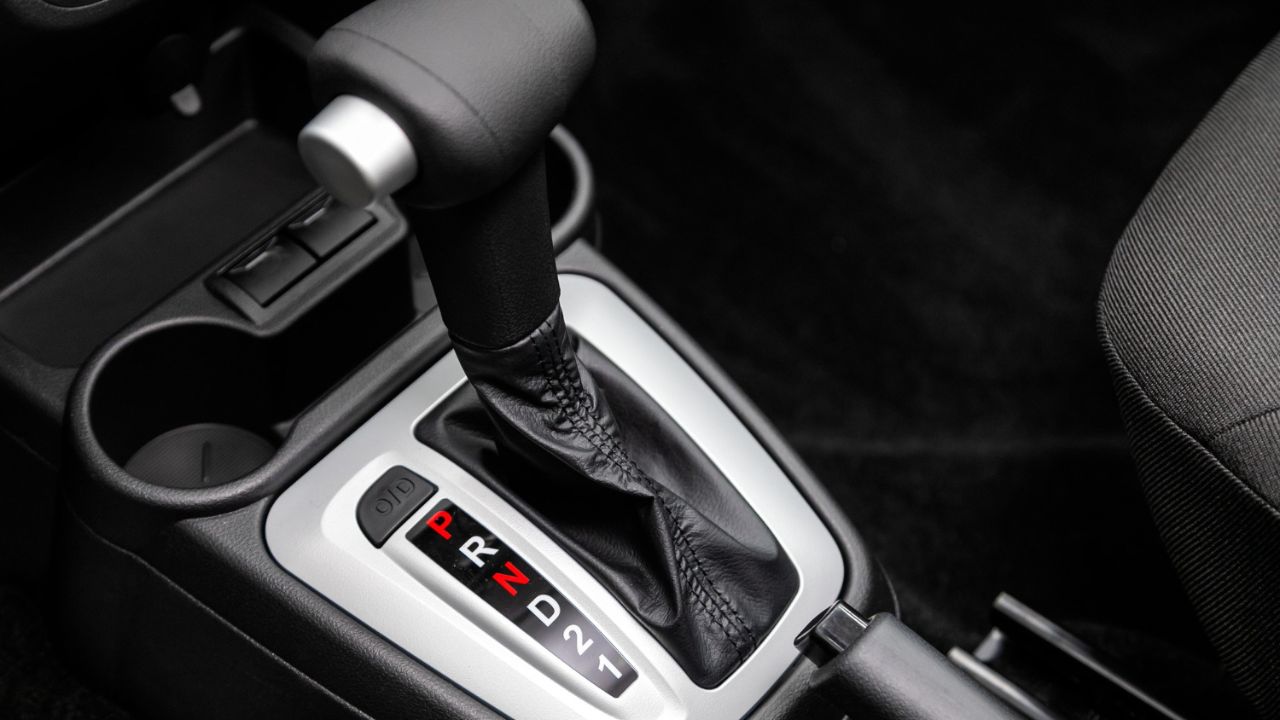 O mito do carro automático caro desmorona com 5 modelos robustos por menos de R$30 mil que libertam você do pedal da embreagem.