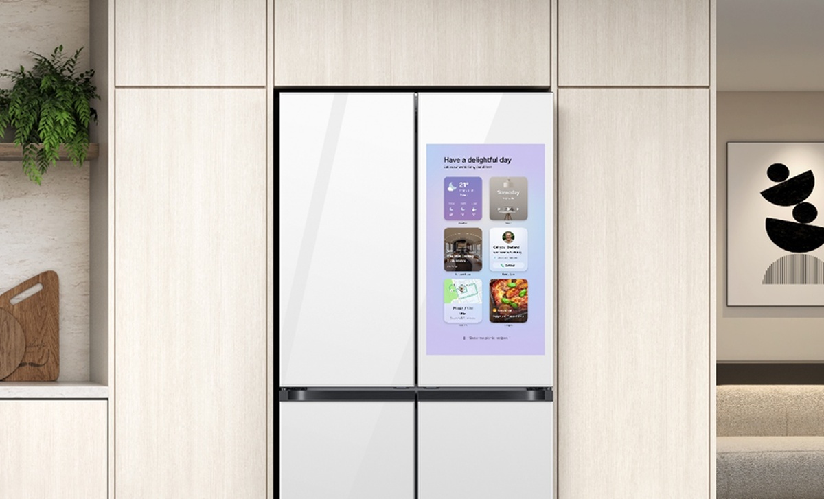 Geladeira inteligente com painel touch em cozinha moderna