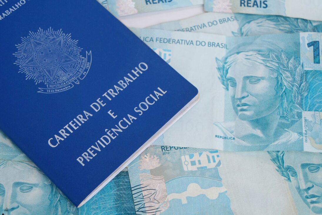 Quem trabalhou nos últimos 18 meses pode sacar até R$ 2.424 em benefício do seguro desemprego digital