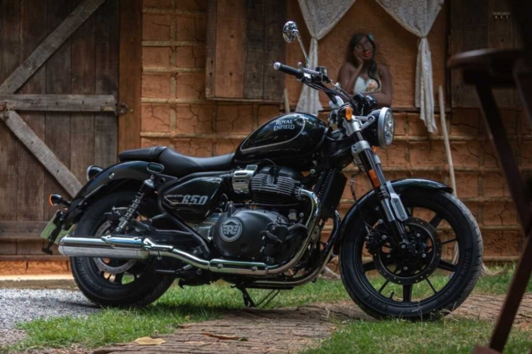 Royal Enfield Super Meteor 650 Astral 2024 roda até 32 km/l e encara longas viagens com conforto de sobra