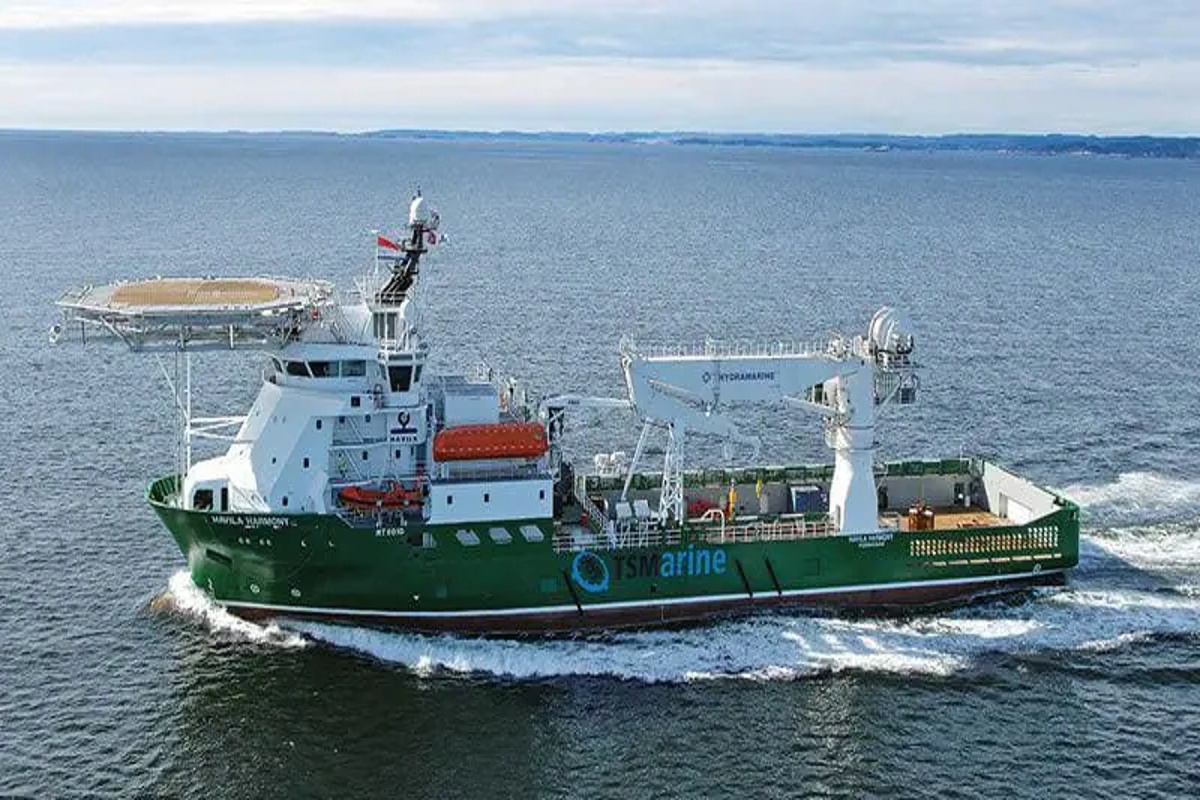 Navio Havila Harmony navegando em mar aberto com plataforma e guindaste a bordo