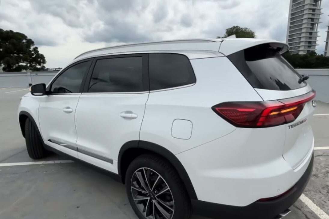 SUV Caoa Chery Tiggo 8 PRO 2026 roda 12,5 km/l na estrada com motor 1.6 turbo de 187 cv e pesa quase 1,7 tonelada