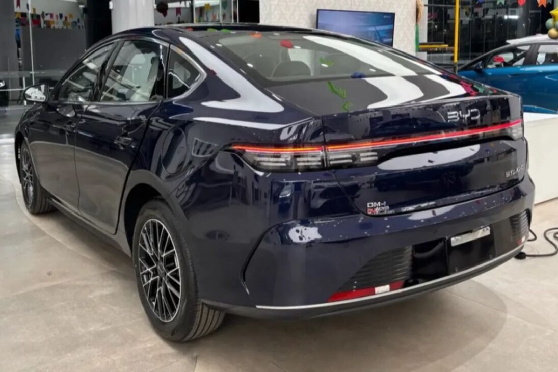 Sedã híbrido da BYD de 209 cv roda 1.200 km com uma carga e custa R$ 22 mil a menos que Corolla