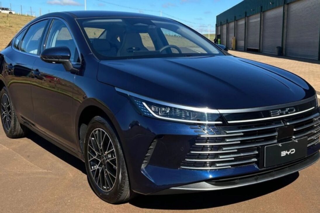Sedã híbrido da BYD de 209 cv roda 1.200 km com uma carga e custa R$ 22 mil a menos que Corolla
