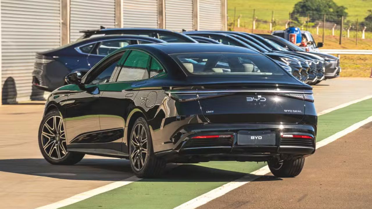 Sedã híbrido da BYD promete rodar até 2.000 km com uma carga e tanque, entenda a tecnologia