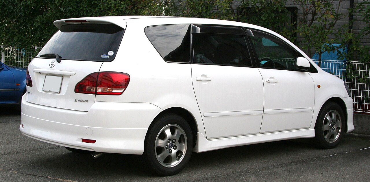 Minivan japonesa com 7 lugares, acabamento premium e motor 2.0: por que a Toyota Ipsum é tão completa e ainda assim você não pode comprá-la?