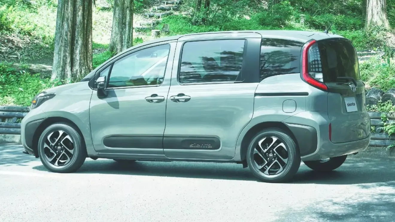 'Chevrolet Spin' da Toyota tem motor híbrido, tração nas quatro rodas e pode virar sala de estar ou escritório com kit opcional — conheça a Sienta Juno