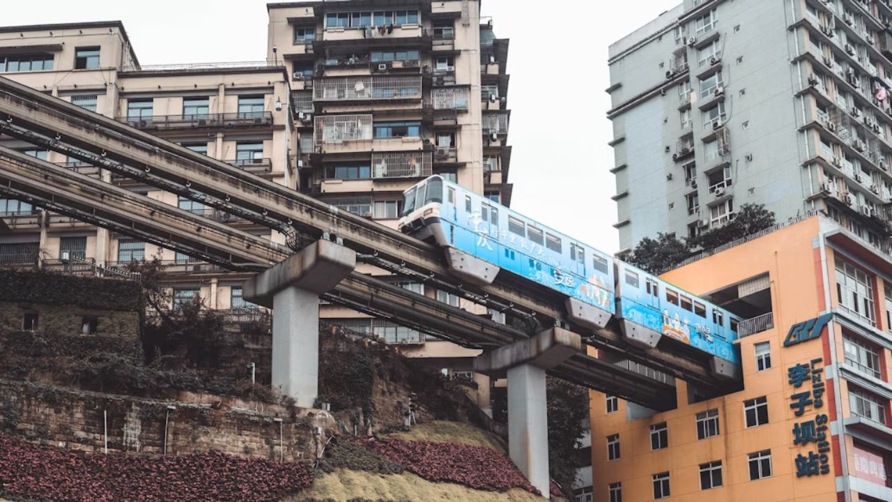 Trens que atravessam prédios e térreo no 20º andar: conheça a verdadeira "cidade cyberpunk" na China