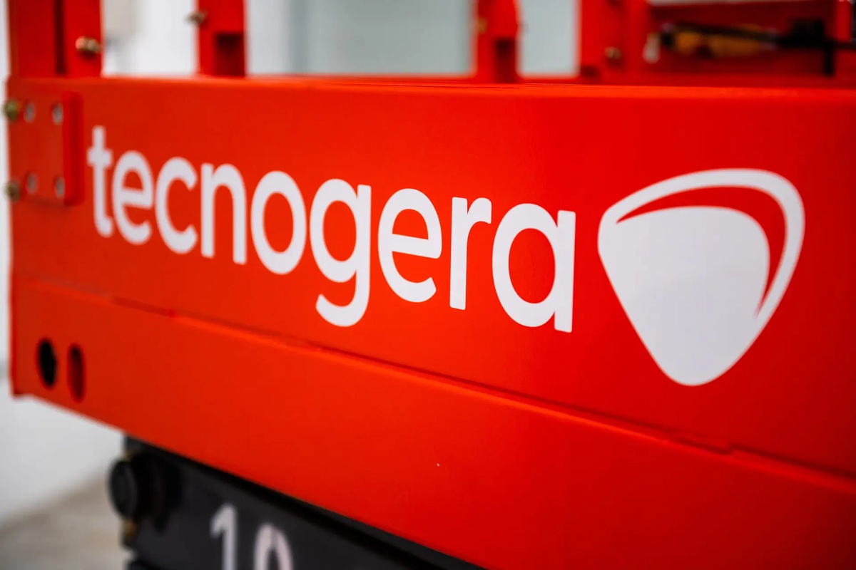 Logotipo da Tecnogera em equipamento vermelho com símbolo branco estilizado