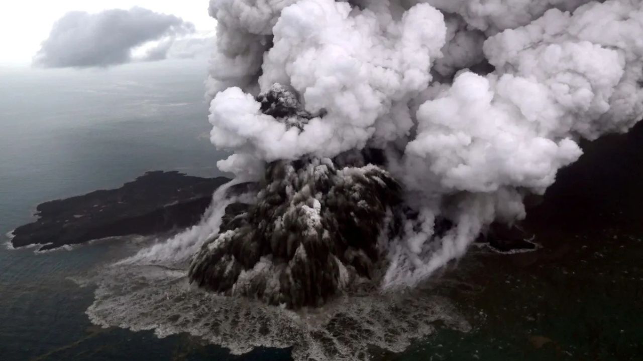 Símbolo da força da natureza, o “Filho de Krakatoa” lembra que a história pode se repetir.