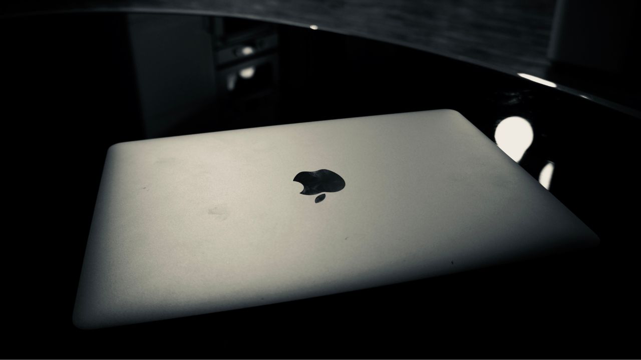 Após três anos de batalha judicial, Apple é condenada a ressarcir brasileiro por tela trincada de MacBook Pro, reconhecida como vício oculto pela Justiça.