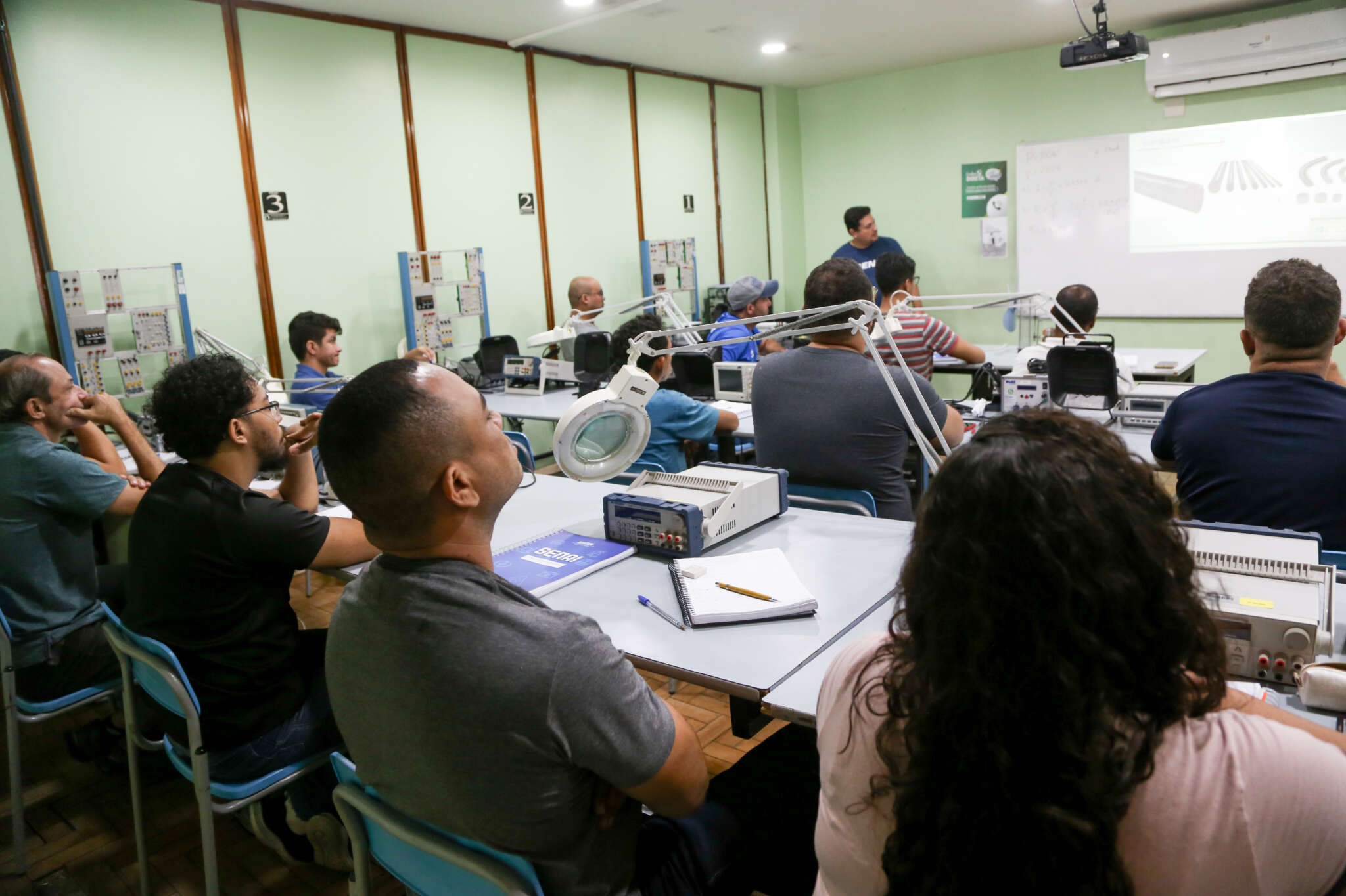 A prefeitura de Belo Horizonte oferece curso de qualificação de graça para jovens e adultos. Veja as vagas disponíveis e como se inscreve.