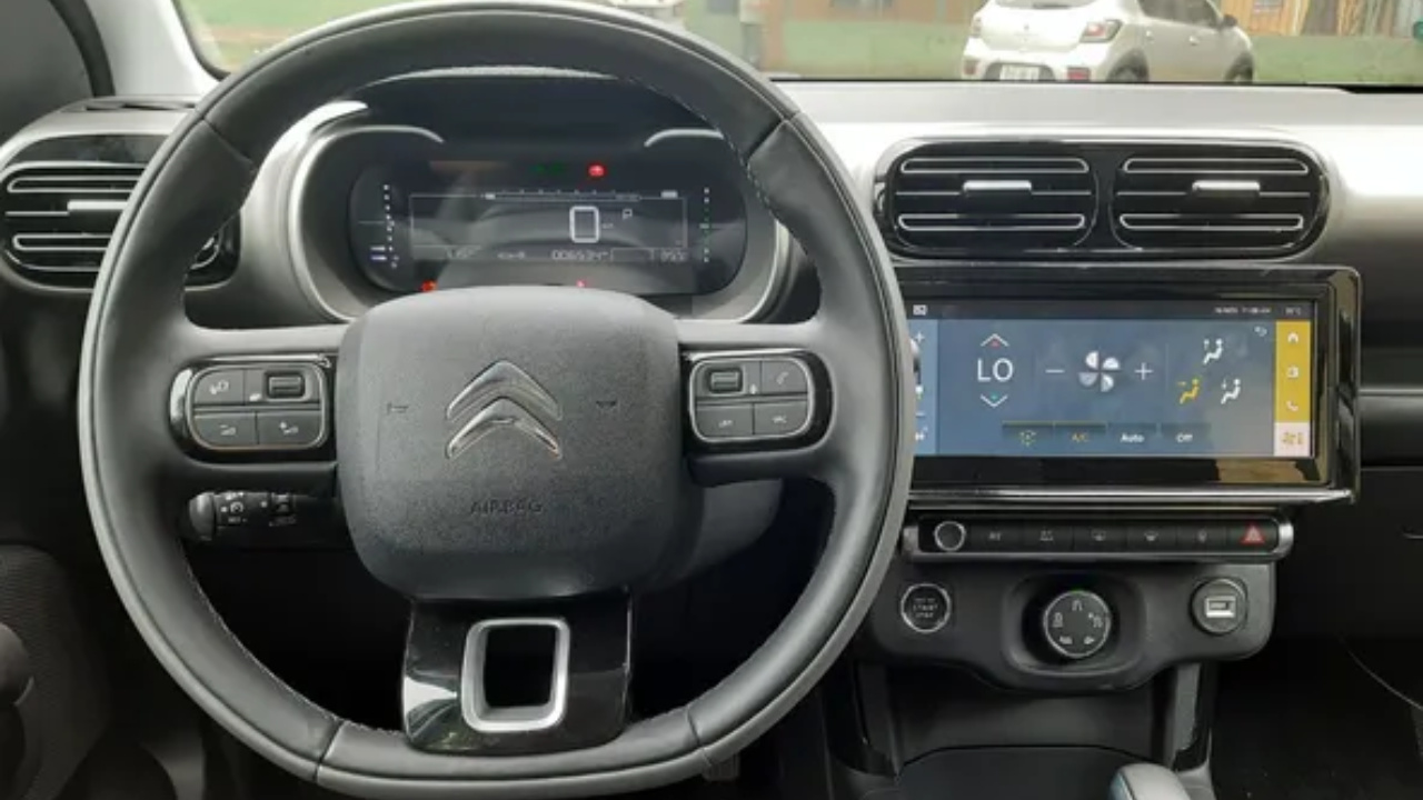 O Citroën C4 Cactus virou destaque entre os carros usados em 2025 com bom custo-benefício, motor turbo potente de origem BMW e versões completas por valores abaixo de modelos 0 km mais básicos. Fonte: Mobi Auto