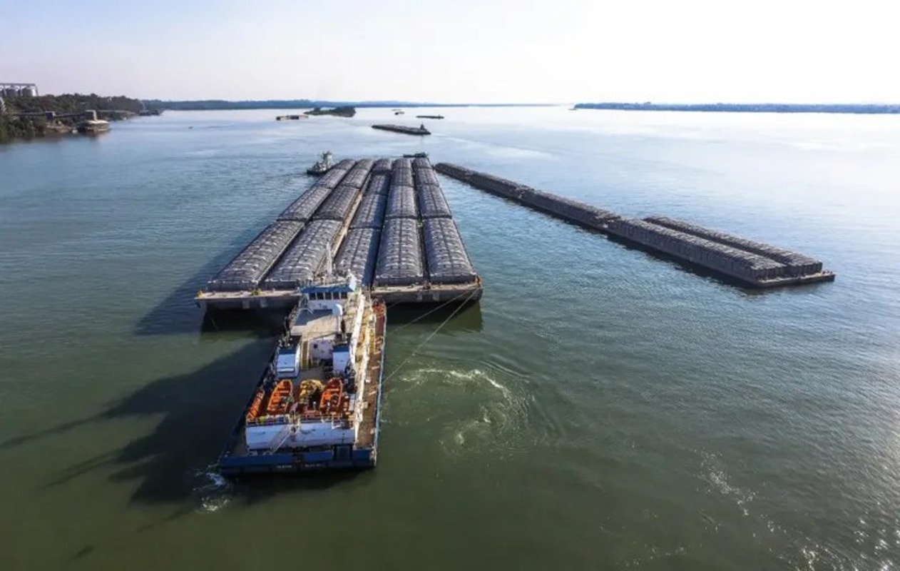 Mais eficiência e segurança no transporte fluvial. A primeira concessão de hidrovia garantirá dragagens e sinalizações permanentes, tornando possível navegar com segurança inclusive à noite.
