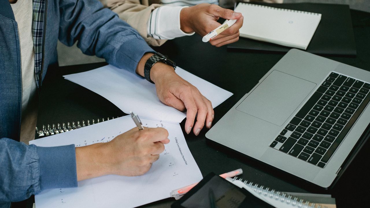 Descubra 10 cursos gratuitos e online do CEMJ com certificado. Capacite-se em temas como trabalho, tecnologia e cidadania digital!