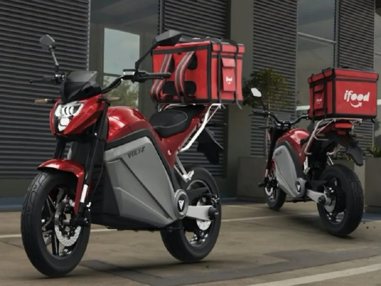 Entregador de aplicativo revela ganhos, custos e desafios do trabalho com moto elétrica. Descubra se realmente vale a pena a troca.