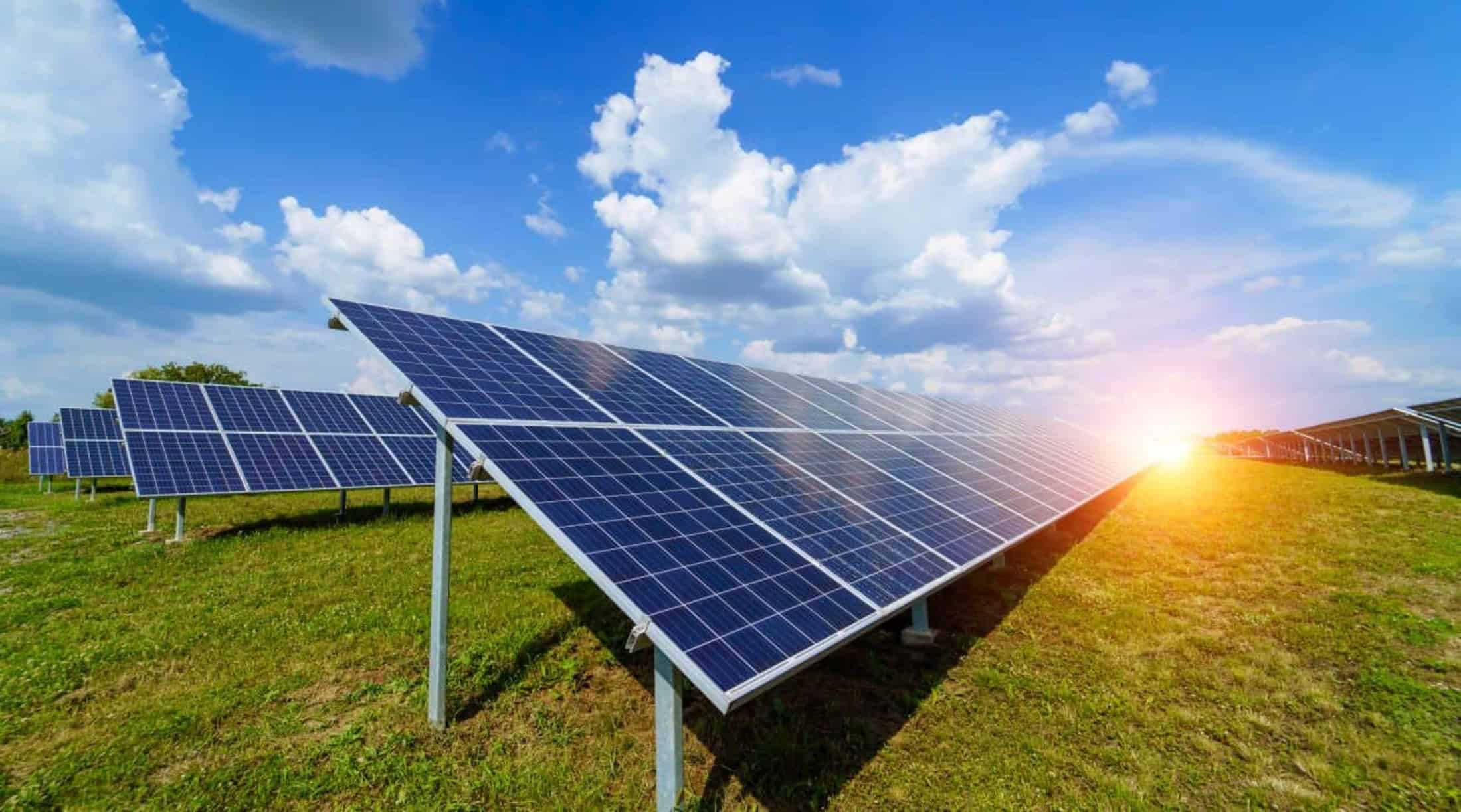 Cientistas descobrem novo mineral capaz de gerar mais energia solar que os painéis convencionais, impulsionando a eficiência e sustentabilidade.