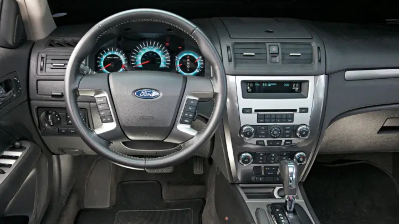 O Ford Fusion 2008 é um dos carros usados mais procurados do mercado de sedãs médios-grandes. Descubra sua história no Brasil, desempenho, equipamentos, manutenção e principais problemas relatados por donos. Fonte: Quatro Rodas