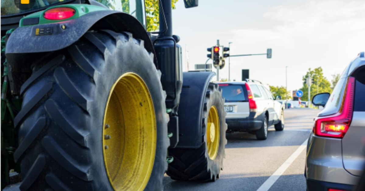 Santa Catarina aprova lei para tratores nas rodovias. Placas e zonas rurais sinalizadas ampliam segurança e garantem direitos dos agricultores.(Foto: IA)