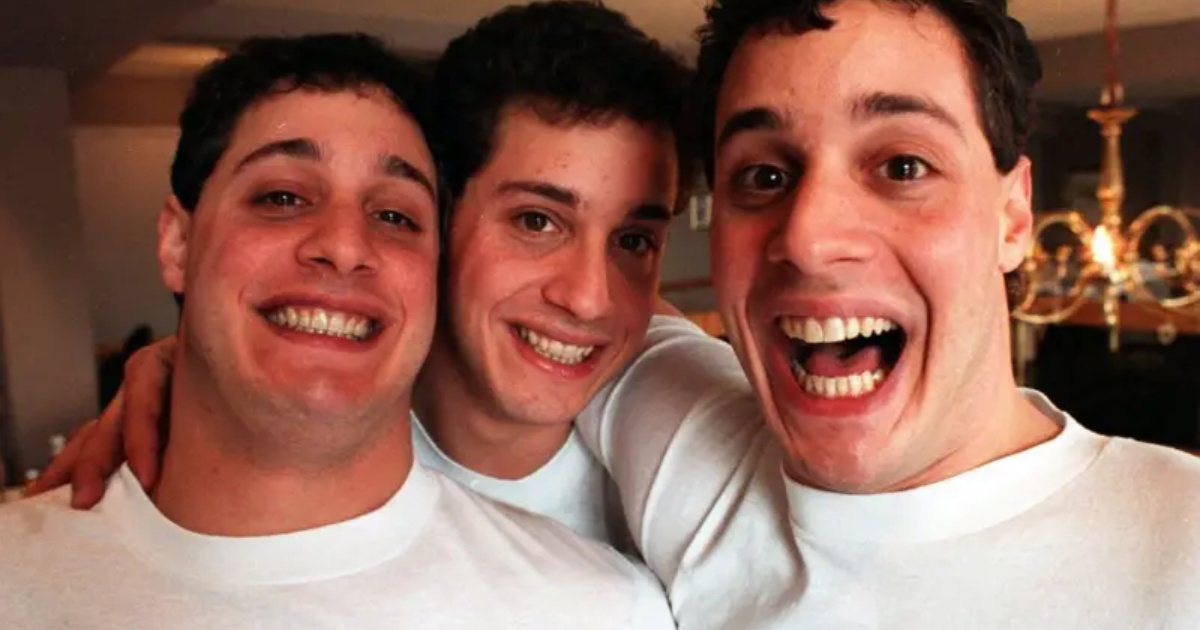 Três irmãos idênticos foram separados ao nascer e filmados em um experimento secreto. O mistério só será revelado em 2065. Entenda o caso. (Foto: Mark Hinojosa/Newsday)