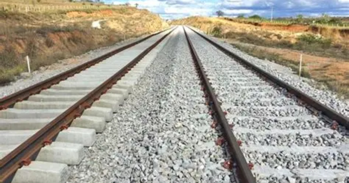 Brasil tem minério e siderurgia avançada, mas importa trilhos de alta precisão da China. Entenda as razões dessa dependência. (Foto: atribunamt)