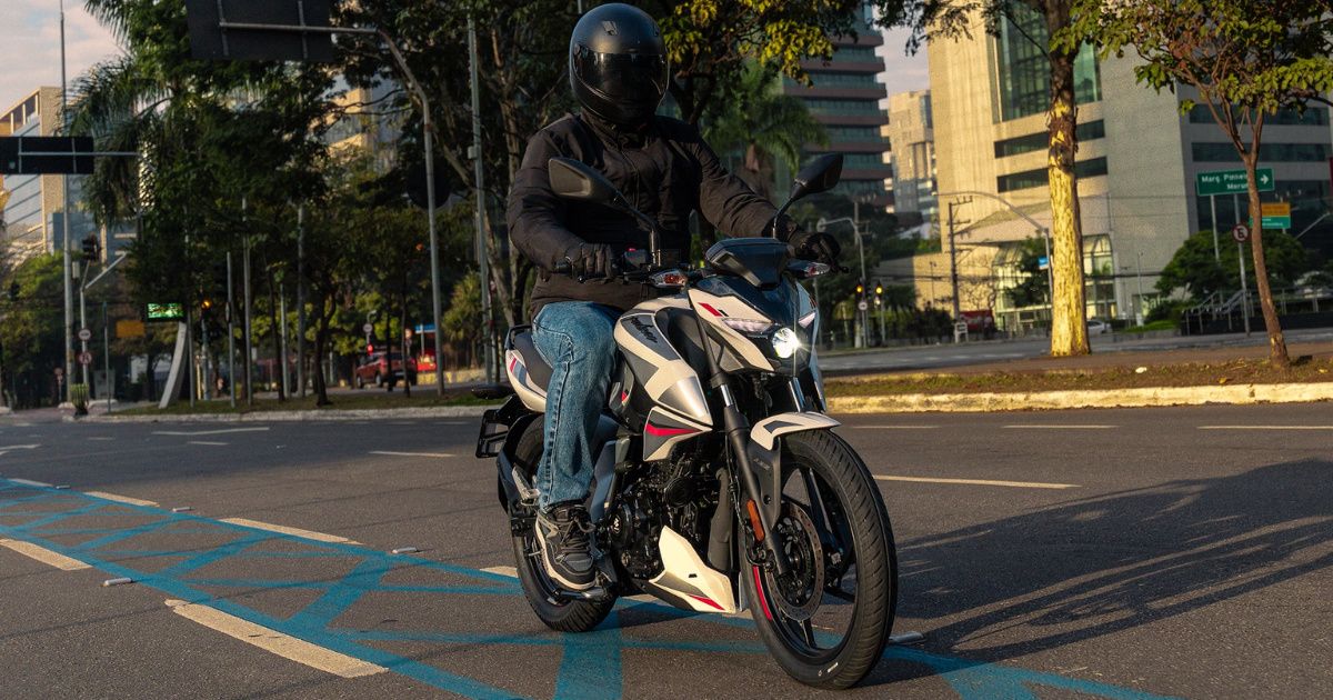 Pulsar N150 chega ao Brasil com ABS, painel digital, consumo de até 50 km/l e tanque de 14 litros. Preço competitivo. (Foto: bajaj)