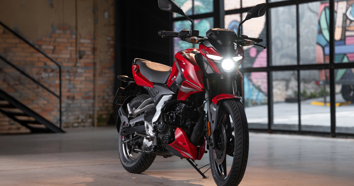 Pulsar N150 chega ao Brasil com ABS, painel digital, consumo de até 50 km/l e tanque de 14 litros. Preço competitivo. (Foto: bajaj)
