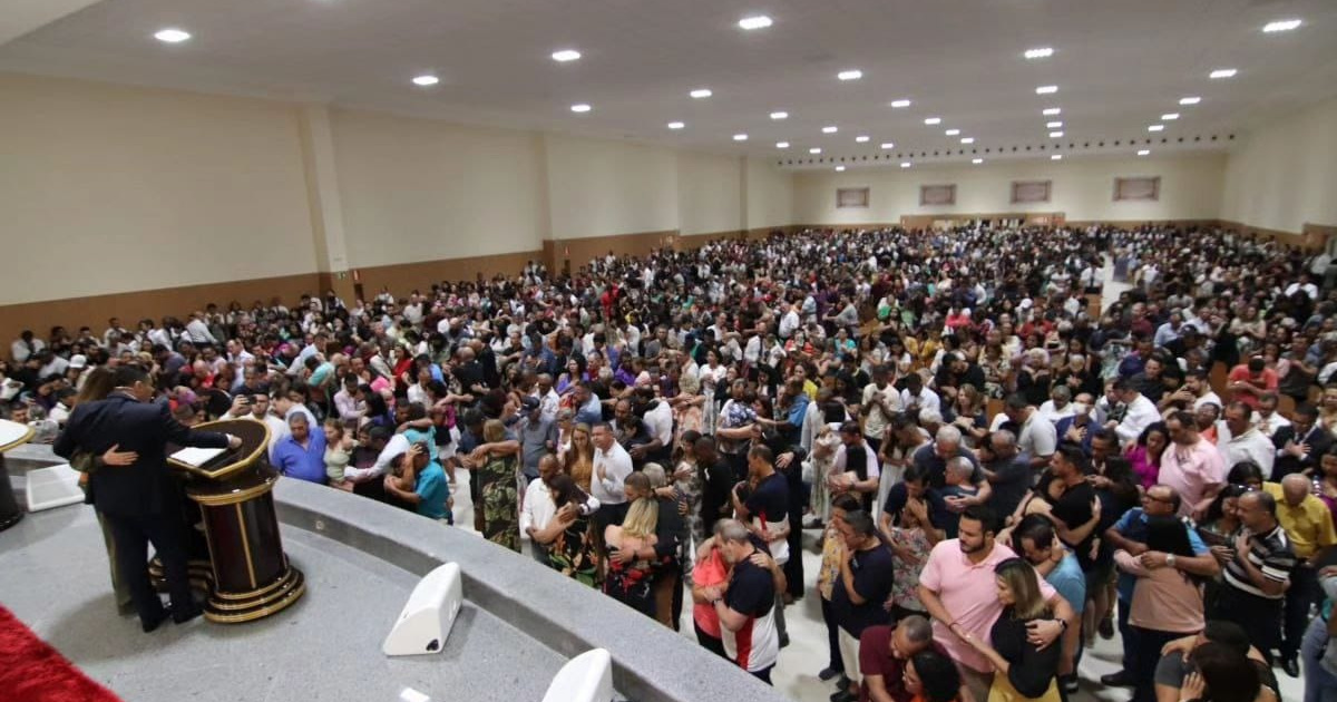 Crescimento das igrejas evangélicas brasileiras na Venezuela ganha apoio de Maduro, benefícios e relevância política no país. (Foto: universal)