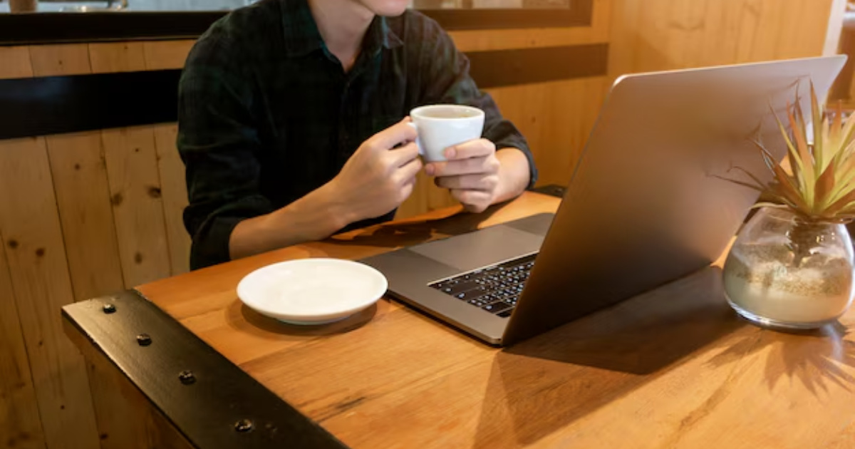 Jovens chineses pagam até R$ 35 por dia para simular trabalho em escritórios com internet, café e salas, driblando o desemprego.(Foto: Reprodução/br.freepik)