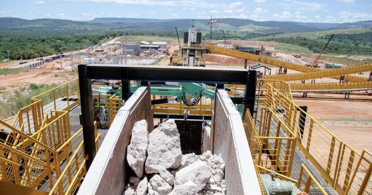 Minas Gerais investe R$ 6,3 bilhões no lítio, cria milhares de empregos e alcança produção recorde para carros elétricos e energia limpa.