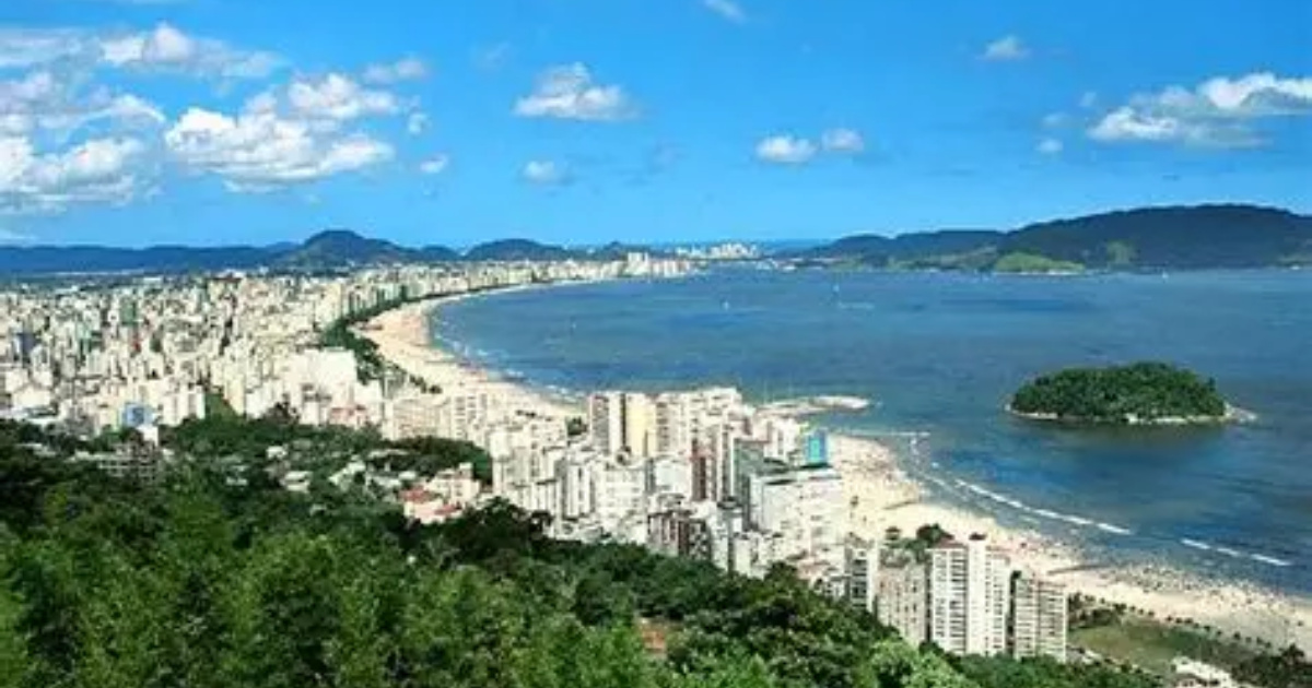 Descubra São Vicente, a cidade mais antiga do Brasil, com praias surpreendentes, a Ponte Pênsil e um dos primeiros museus da escravidão. 