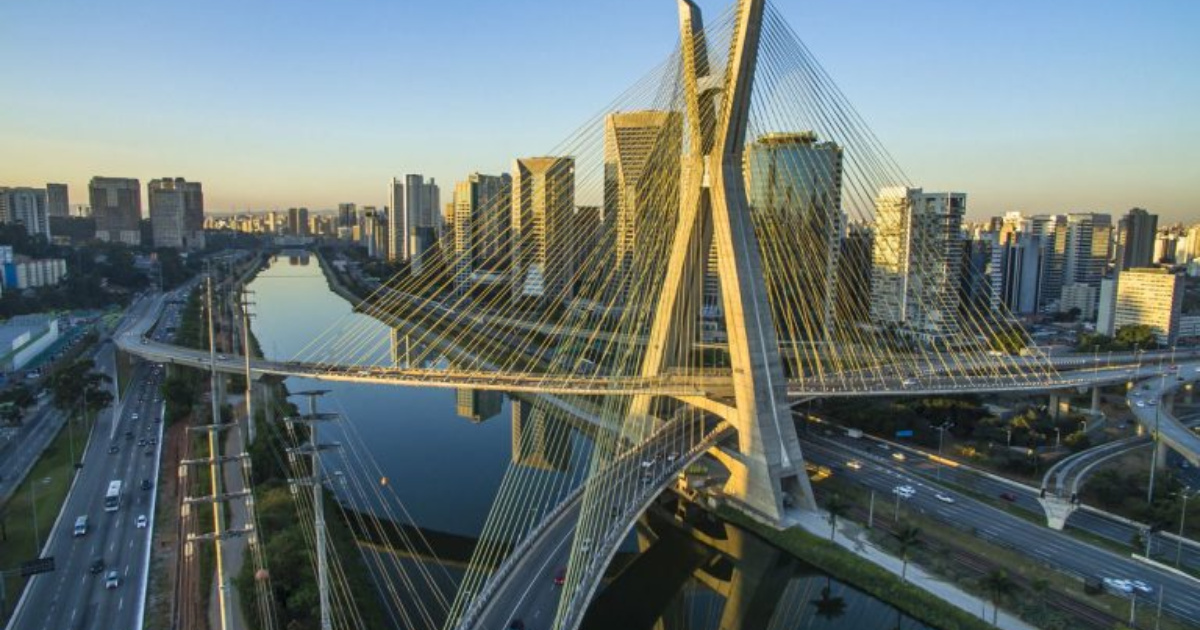 Avenida Sapopemba é reconhecida como a maior avenida do Brasil, com 42 km, integração de metrô, ônibus e destaque no Guinness Book.
