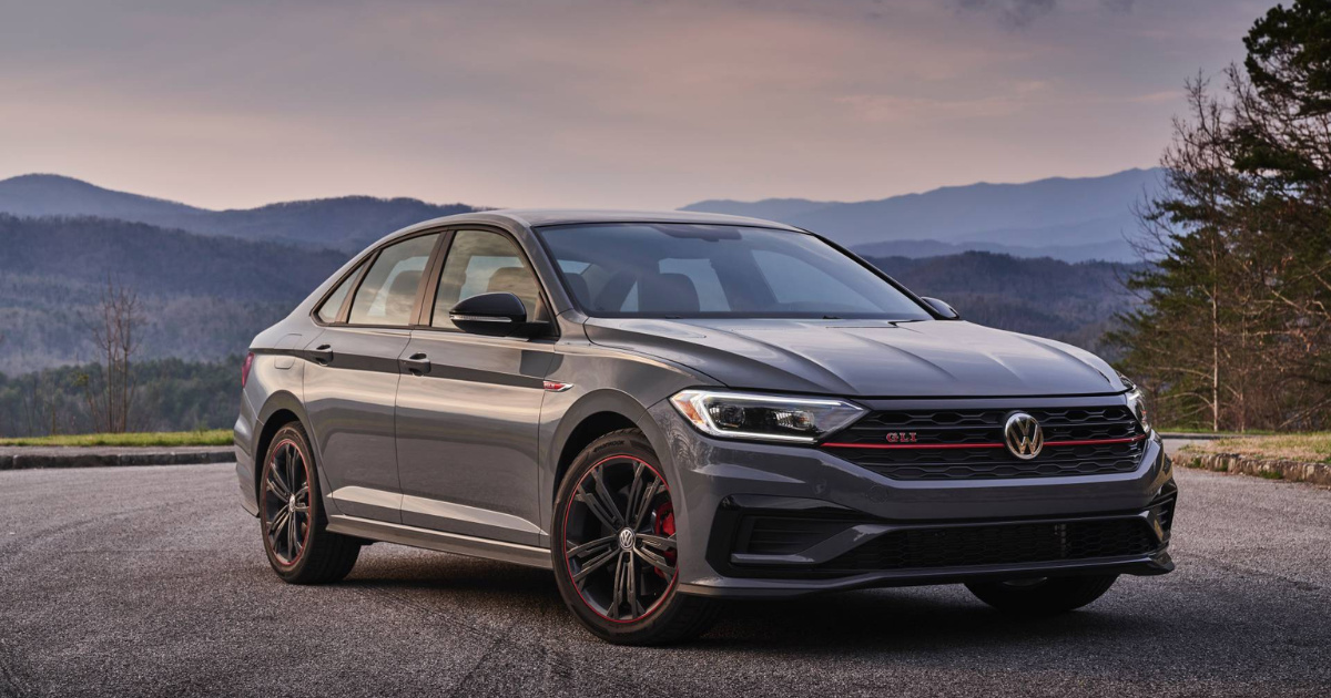 Volkswagen Jetta GLI 2025 chega ao Brasil com motor 2.0 turbo de 230 cv, câmbio DSG e novo visual para rivalizar com Civic Si e Corolla. (Foto: Reprodução/autoevolution)