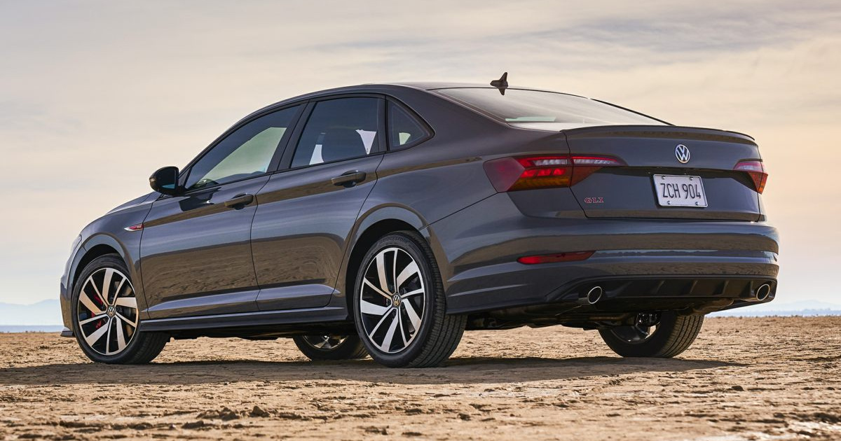 Volkswagen Jetta GLI 2025 chega ao Brasil com motor 2.0 turbo de 230 cv, câmbio DSG e novo visual para rivalizar com Civic Si e Corolla. (Foto: Reprodução/carsdirect)