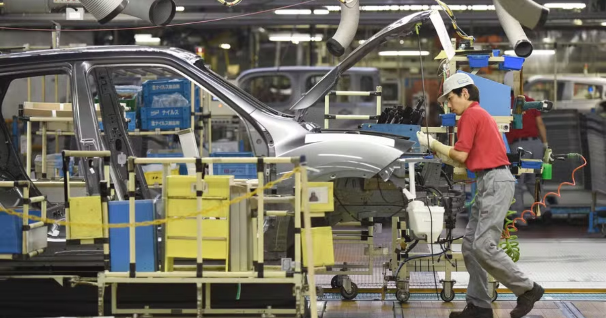 Nissan fechará fábrica de Oppama até 2028, afetando 2.400 empregos. Terreno gigante pode virar resort, parque temático ou base militar.(Foto: Toru YAMANAKA / AFP)