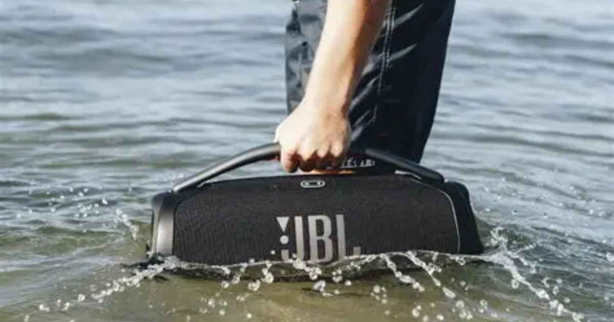 JBL Boombox 3 chega ao menor preço no Magalu AliExpress com 180W RMS, 24h de bateria, resistência IP67 e design portátil.