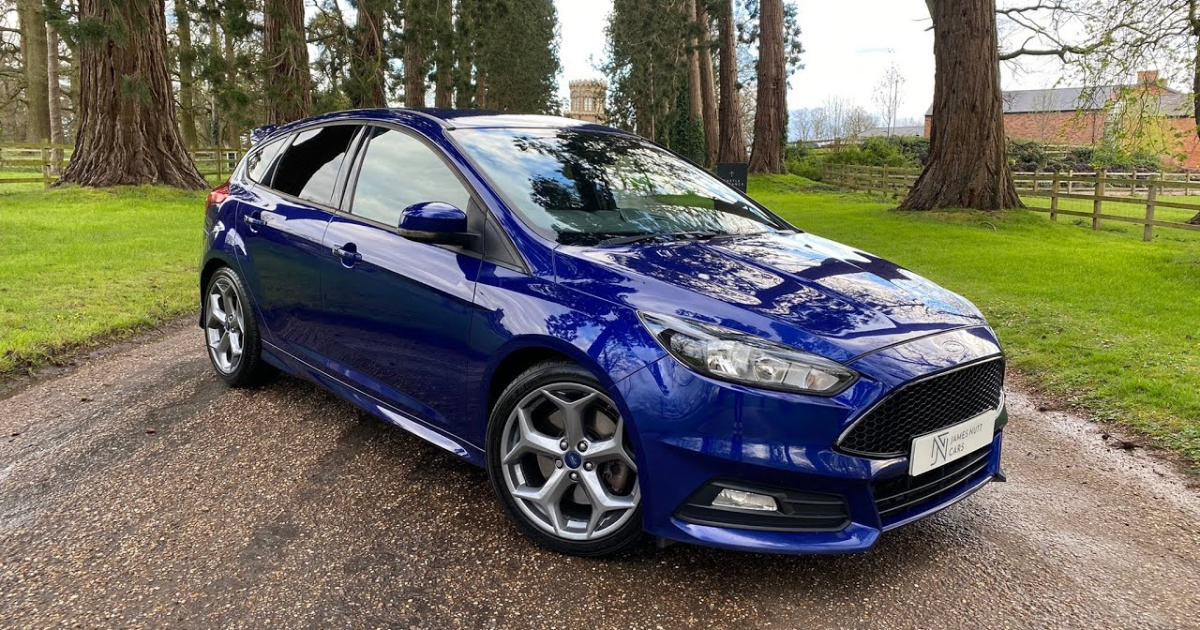 Descubra 5 carros usados até R$ 60 mil que entregam mais potência, desempenho e conforto do que modelos 1.0 populares.