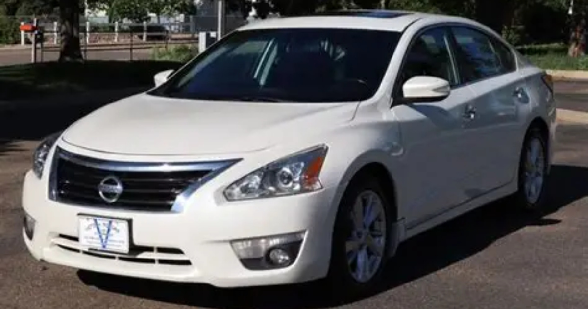Descubra 5 carros usados da Nissan entre R$ 50 mil e R$ 80 mil com baixo custo de manutenção, conforto e alta confiabilidade.  (Foto: victorymotorsofcolorado)