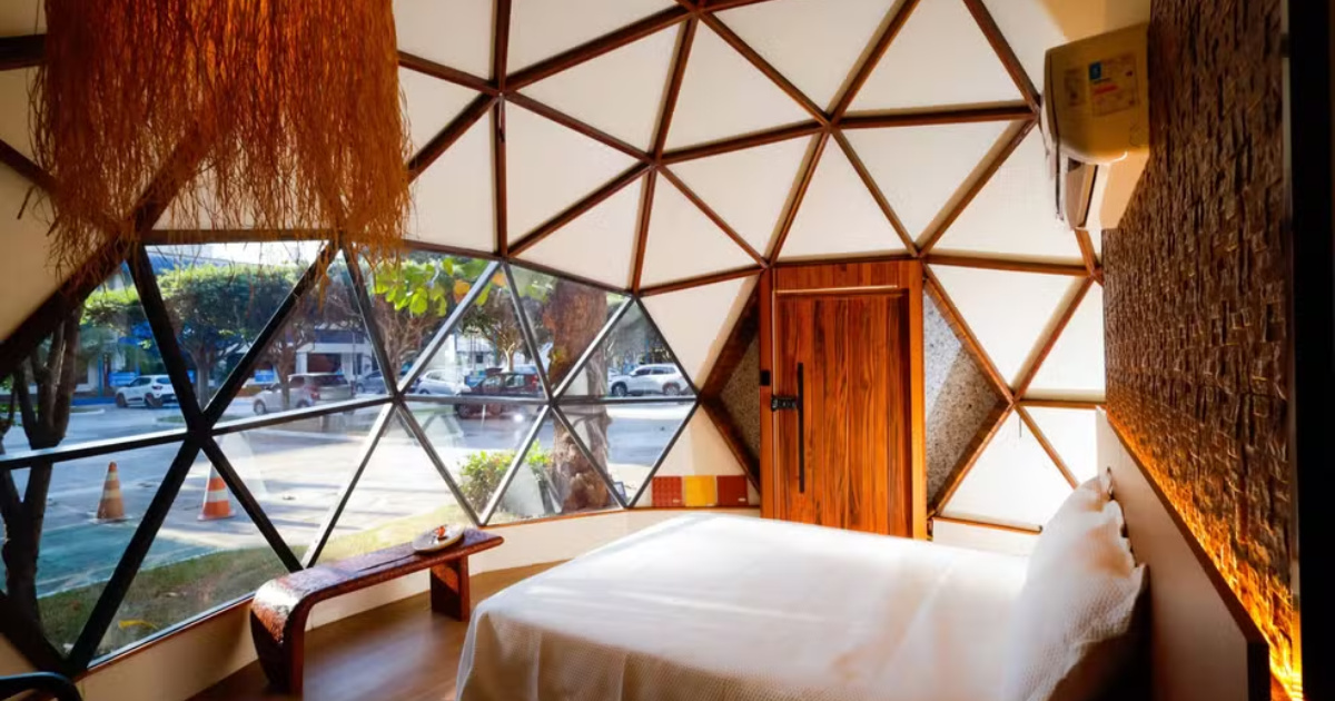 Casas modulares sustentáveis em formato de domo, feitas de plástico reciclado, automação e montagem rápida, ganham espaço no Brasil. (Foto: Amazônia Domos)