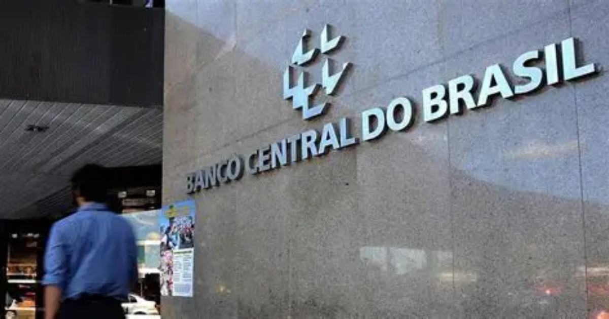 Déficit externo do Brasil atinge US$ 75,3 bi em 12 meses, supera investimento direto e saída cambial em 2025 já soma US$ 16,7 bi.