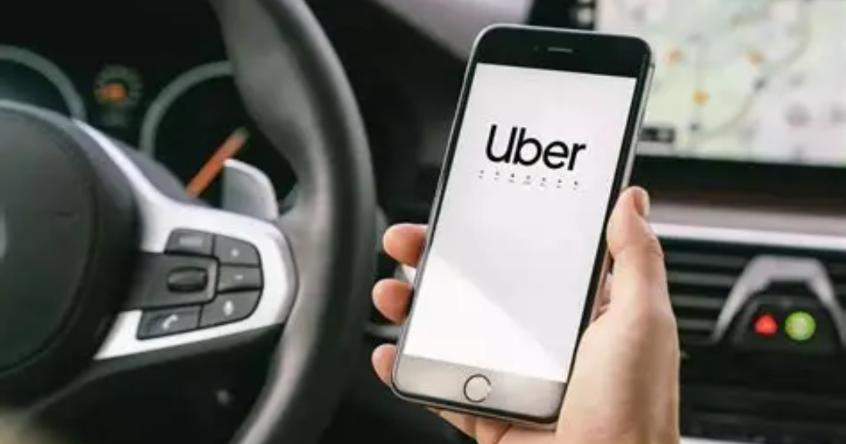 Motorista da Uber agride família após recusar ligar ar-condicionado em Praia Grande. Caso gera debate sobre regras e segurança no transporte.