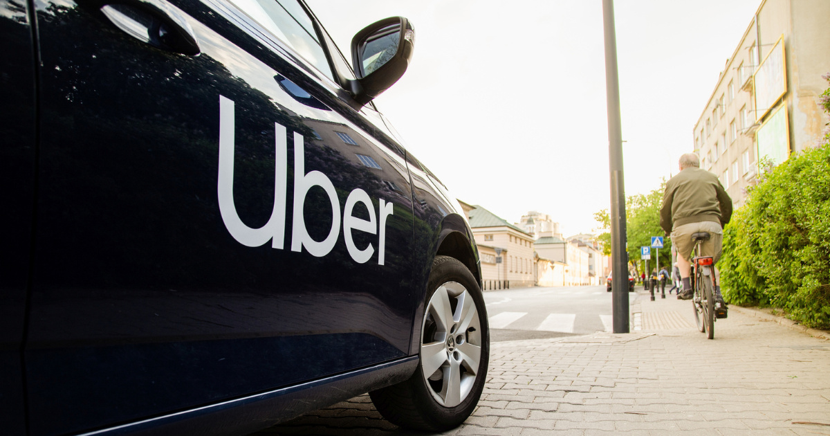Motorista da Uber agride família após recusar ligar ar-condicionado em Praia Grande. Caso gera debate sobre regras e segurança no transporte.