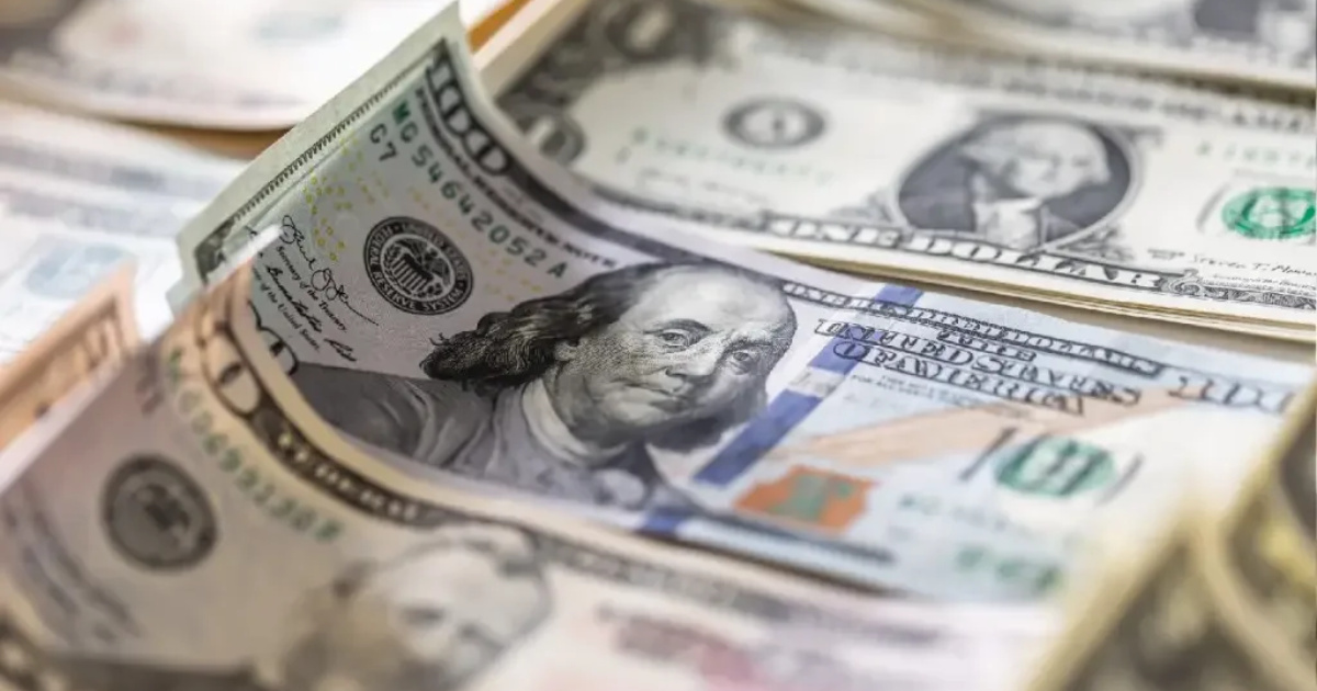 O dólar enfrenta a maior queda em 50 anos. Brics, ouro e tarifas de Trump impulsionam incertezas sobre a moeda americana.